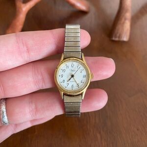 Timex Quartz - Dainty Vintage Gold Watch - Women - Gold - Elastic Chain Band